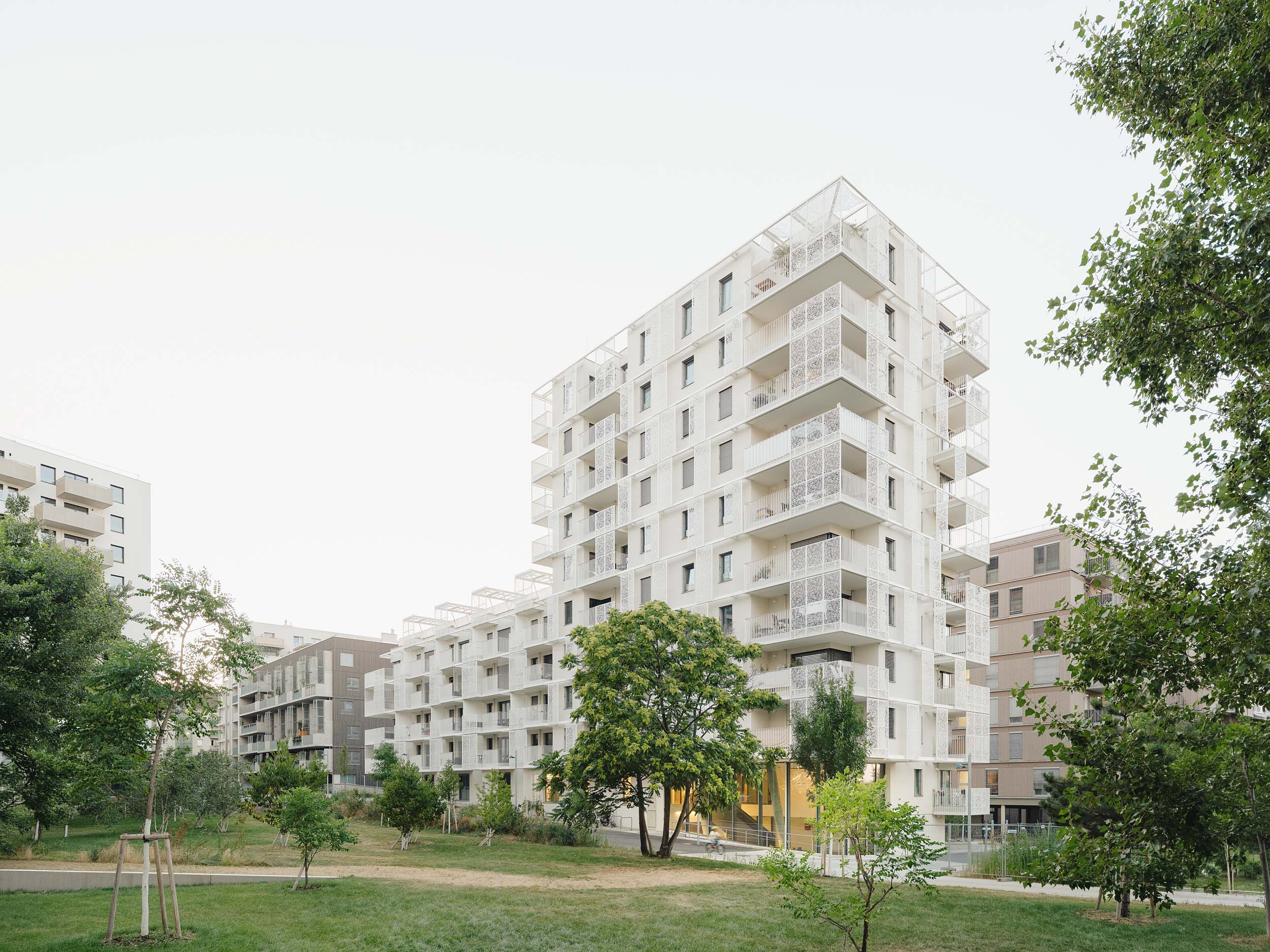 village im dritten baufeld 11a josef weichenberger architects wohnturm lochblech fassade sungate lichtinstallation architekturfotografie patrick johannsen