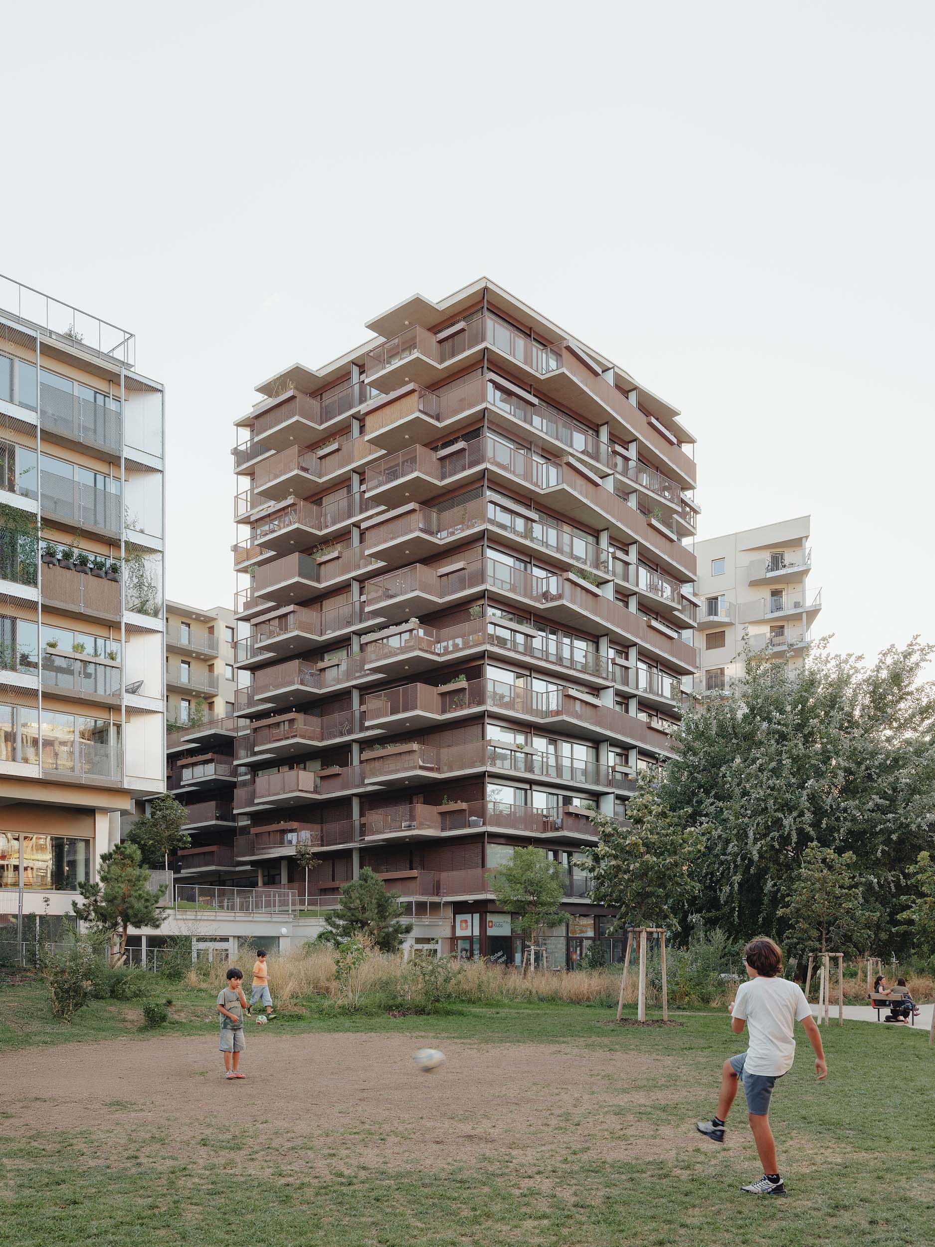 village im dritten baufeld 7 wien dietrich untertrifaller geförderter wohnbau wohnhof streckmetall balkone architekturfotografie patrick johannsen