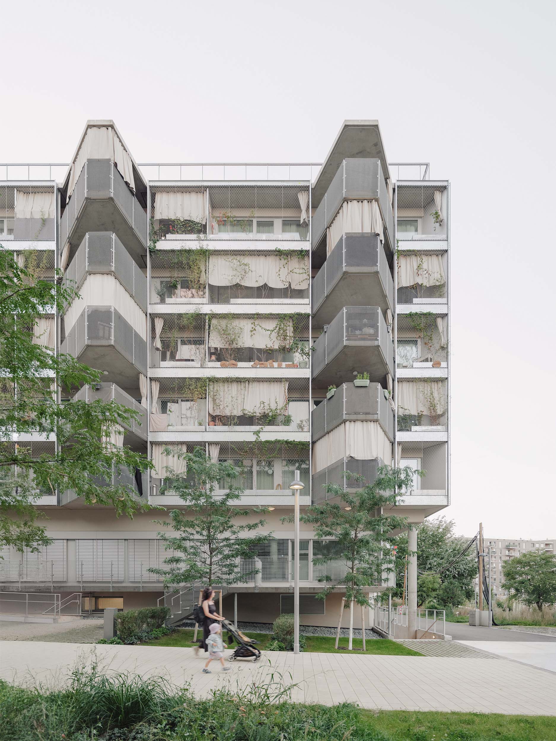 village im dritten baufeld 7 wien artec architekten wohnbau loggienband verglasung freies erdgeschoss architekturfotografie patrick johannsen